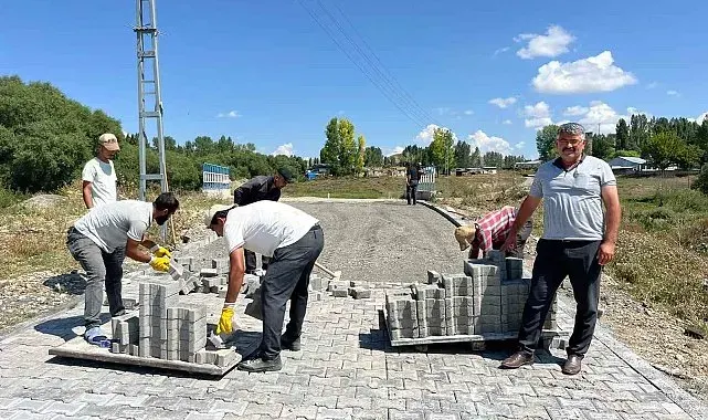 Kars'ta Üçpınar Köyü'nde yollar parke taşlarıyla yenileniyor