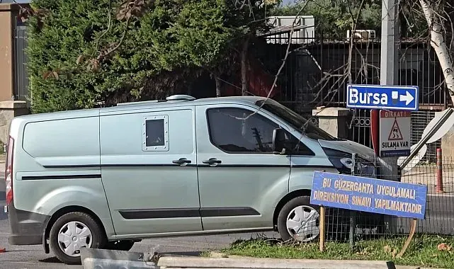 Mudanya'da zırhlı banka aracı elektrik direğine çarptı