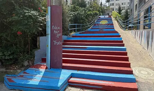Trabzon'da kaldırımlar bordo maviye boyanıyor