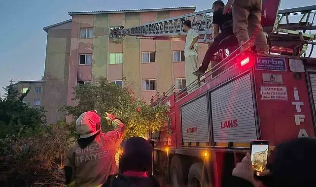 Bingöl'de 16 dairelik bina alevlere teslim oldu: Mahsur kalanları itfaiye merdivenle kurtardı