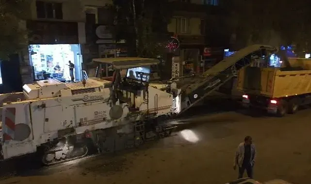 Belediye ekipleri yeni asfalt için eski asfaltı söküyor