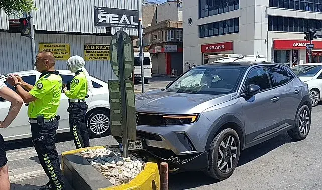 Refüje çarpan otomobilin sürücüsü yaralandı
