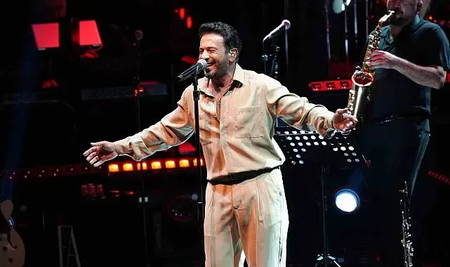 Açıkhava'da Emre Altuğ'dan müzik dolu gece