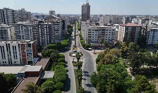 Sıcak hava Adana'nın simge noktalarını sessizliğe bürüdü