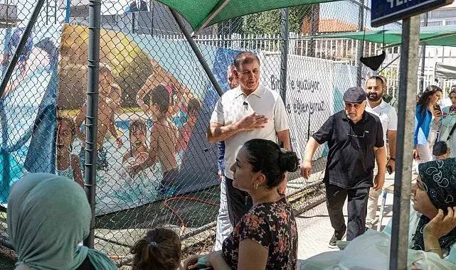 İlk kez havuzla tanışan çocukların sevincine Başkan Tugay ortak oldu