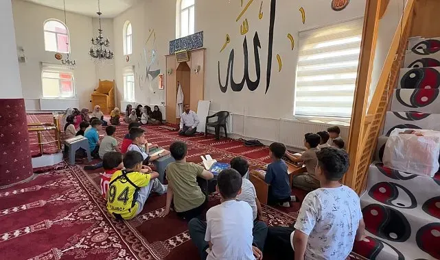 Yüksekova'da çocuklar yaz Kur'an kurslarında hem öğreniyor hem eğleniyor