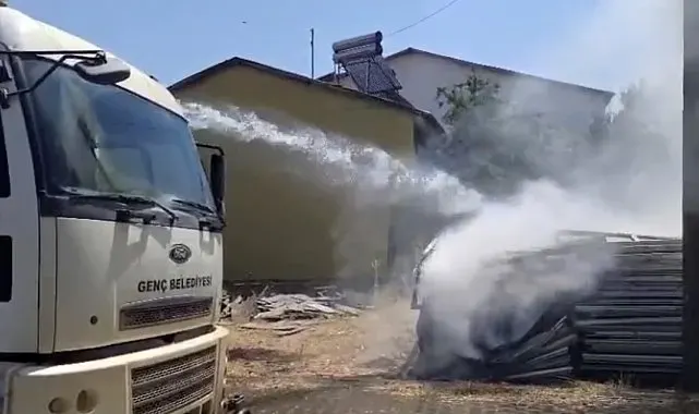 İstiflenen plastik pencereler alev aldı