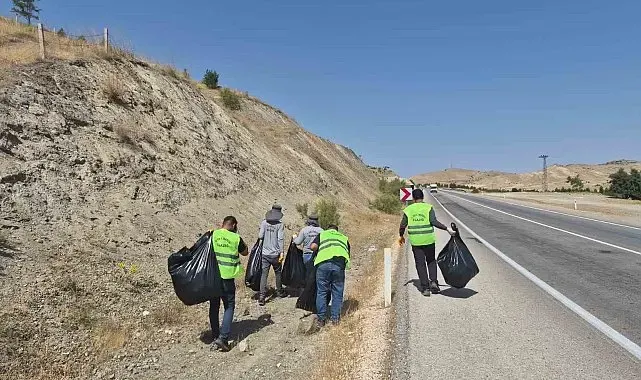 Elazığ'da 4 ton çöp toplandı