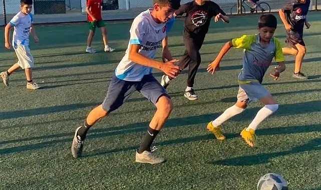 Kur'an kursu öğrencileri futbolla kardeşlik bağlarını güçlendiriyor