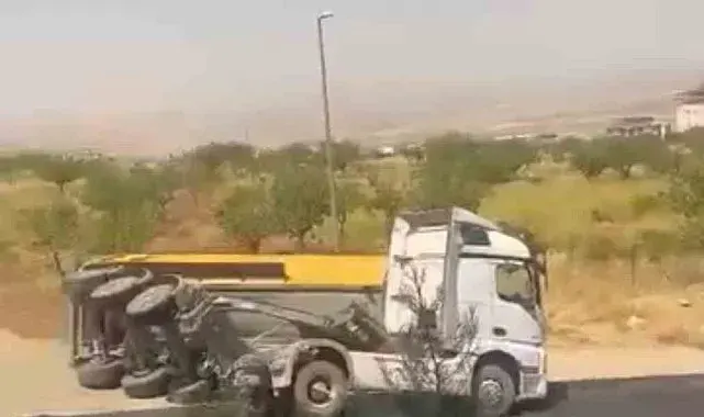 Siirt'te kum yüklü bir kamyon devrildi