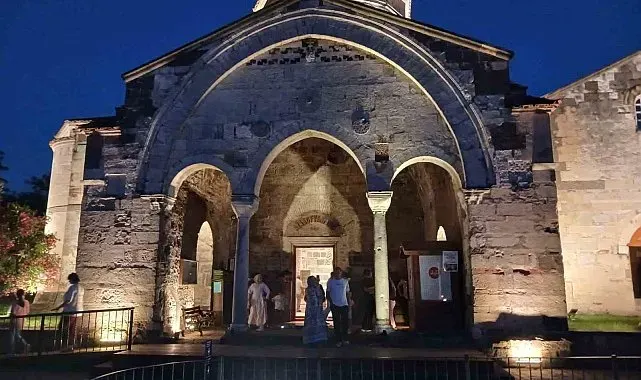 Akşamları ışıklandırılan Ayasofya ziyaretçileri hayran bırakıyor