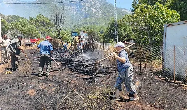Menteşe'de kazma küreği alan yangına koştu