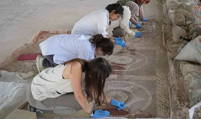 Anadolu'nun en büyük 3 Roma villasından biri olan bin 800 yıllık villadaki mozaikler kurtarılıyor
