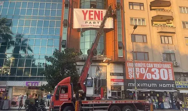 Denizli'ye Yeni Parti tabelası asıldı