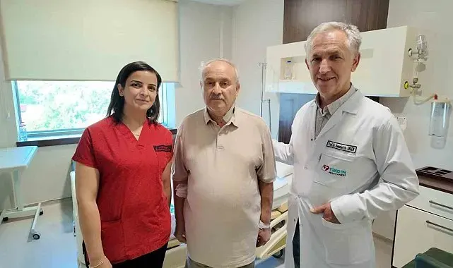 Uyanık halde ameliyata alınan hasta şah damarındaki yüzde 90'lık darlıktan kurtuldu