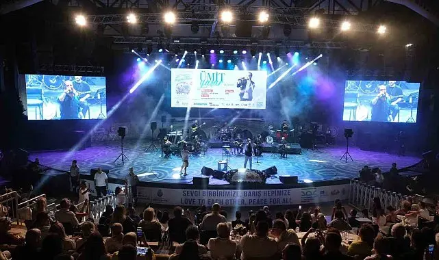 Festival sahnesinde binlerce kişi Ümit Yaşar şarkılarıyla buluştu