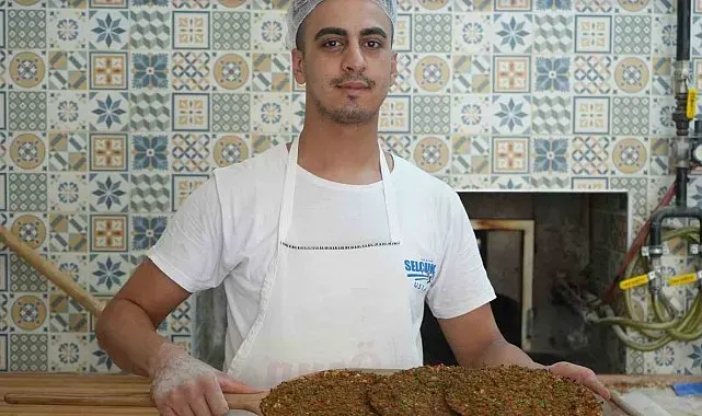 Kavurucu sıcaklarda ocak başında 800 lahmacun pişiriyor