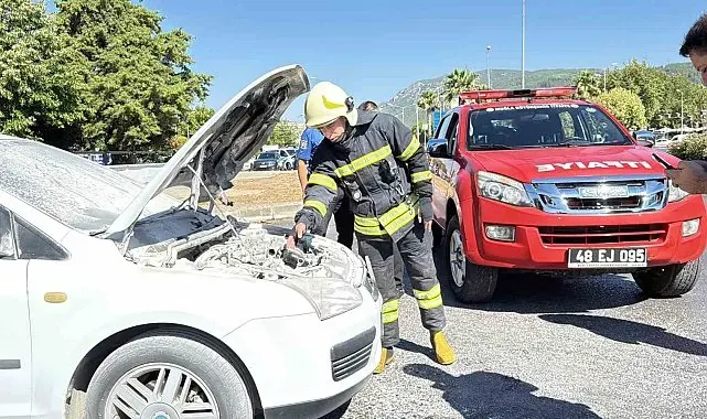 Menteşe'de seyir halindeki araçta yangın