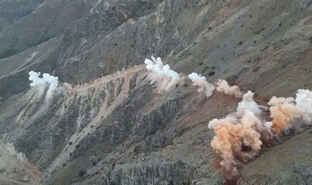 Alternatif yol için dağlık arazide patlatma yapıldı: O anlar kamerada