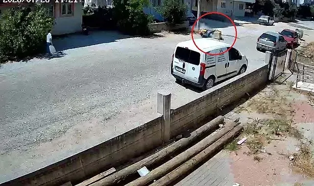 Aşırı sıcaktan etkilenen postacı motosikletiyle aydınlatma direğine çarptı
