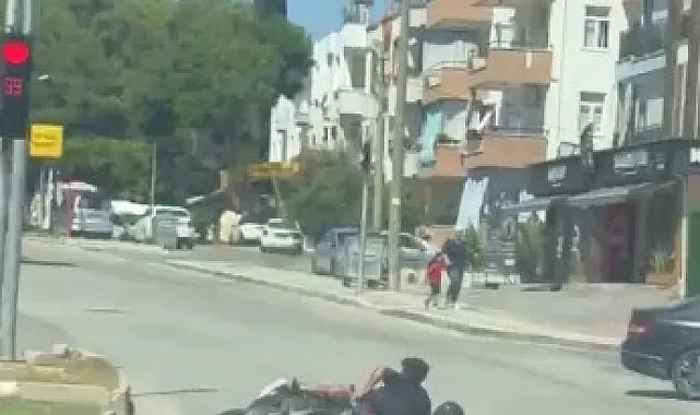 Tehlikeli hareketlerle motosikleti süren sürücü ve arkasındaki yolcunun düşme anı kameraya yansıdı