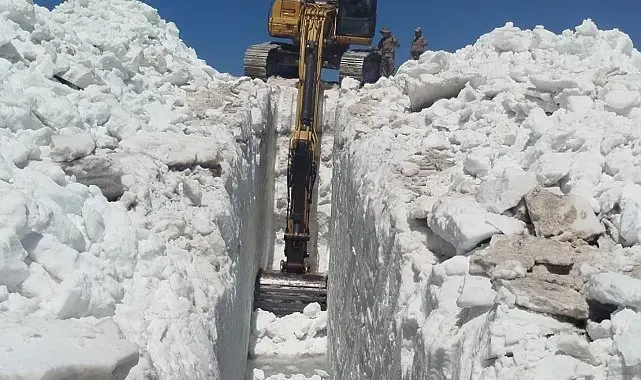 Yüksekova'da 5 metrelik kar tünellerinin bulunduğu bölgede su kanalı çalışması