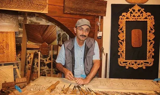 56 yaşındaki ahşap oyma ustası, ağaca sanatla yeniden şekil veriyor