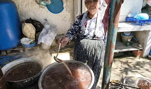 Nimet nine, asırlık gelenekle çam kozalağı pekmezi yapıyor