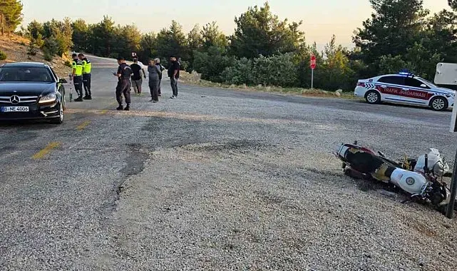 Motosiklet otomobile çarptı: 2 yaralı