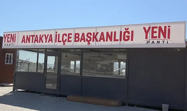 Yeni Parti'nin ilk tabelası Antakya'da konteyner binaya asıldı