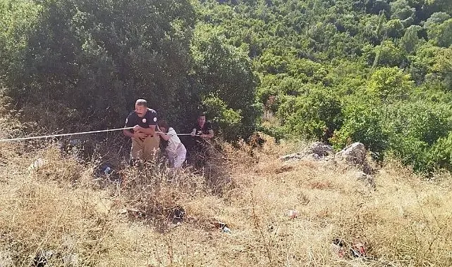 Defne'de indiği uçurumdan çıkamayan vatandaşı itfaiye kurtardı