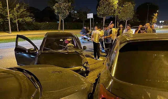 Maltepe'de ters yöne giren otomobil, park halindeki iki araca çarptı: 1 yaralı