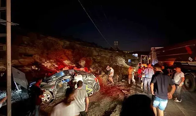 Mardin'de otomobil ile kamyonetin çarpıştığı kazada 3 kişi hayatını kaybetti, 5 kişi yaralandı