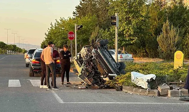 Otomobille çarpışan hafif ticari araç hurdaya döndü: 4 yaralı