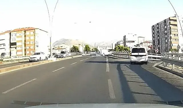 Kontrolden çıkan araç bariyerlere çarptı: Kaza anı kamerada