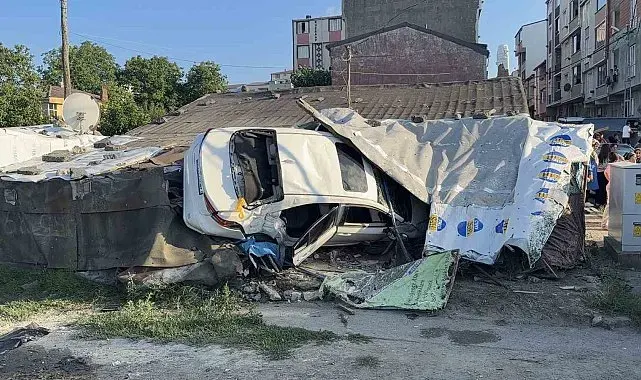 Arnavutköy'de kontrolden çıkan otomobil eve daldı: 5 yaralı