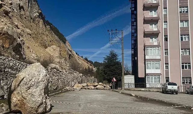 Isparta'da kayaların tehdit ettiği mahallenin geleceği masaya yatırıldı