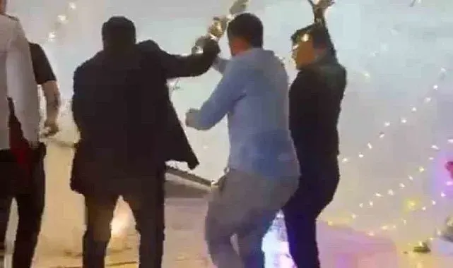 Düğünde oynayanların üzerine tente devrildi, eğlence kısa aranın ardından devam etti