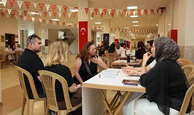 Öğrencilere yol göstermeye devam ediyor