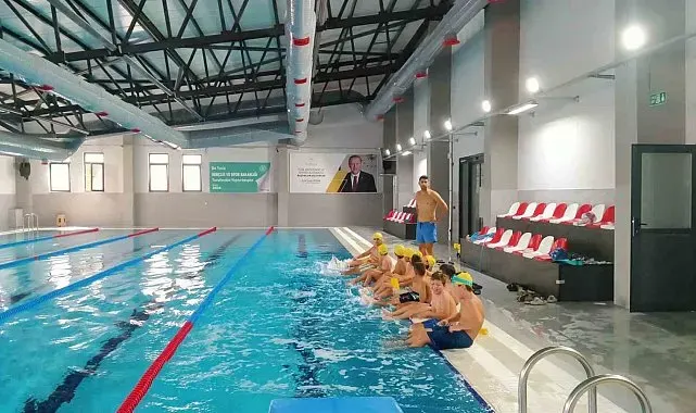 Burhaniye'de Kur'an kursu öğrencilerinin havuz keyfi