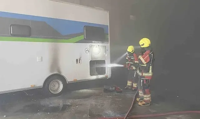 Burhaniye'de karavan yangını korkuttu