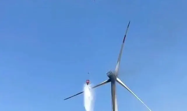 İzmir'de rüzgar türbinindeki yangına helikopterle müdahale