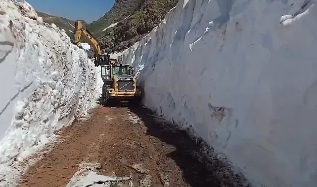 Yüksekova'da temmuz ayında kar tünelleri: 2 aylık çalışmada sona gelindi