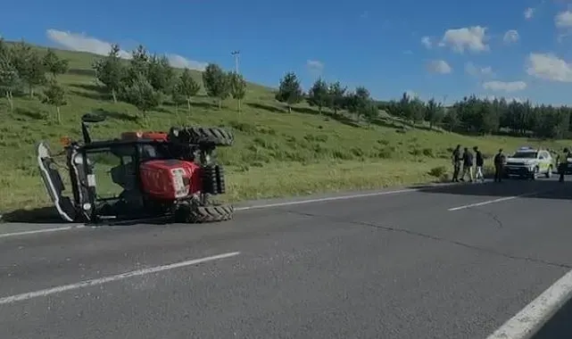 Karayolunda Traktör devrildi, sürücü hafif yaralandı