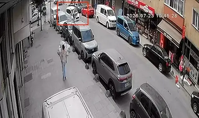 Sultangazi'de kuryeye araç çarptı: O anlar kamerada