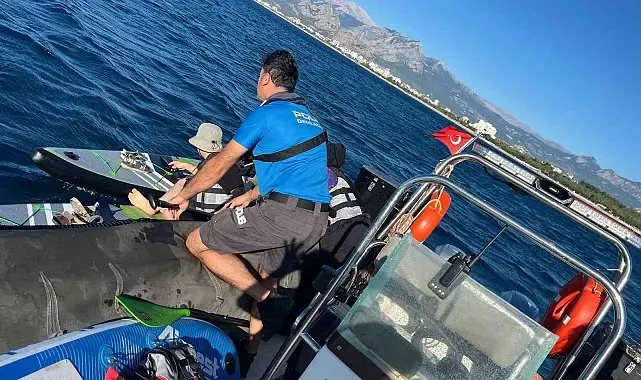 Rüzgarla 2 mil açığa sürüklenen 38 SUP'cuyu deniz polisi kurtardı