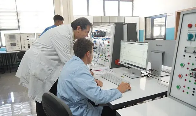 Niğde'de meslek lisesi öğrencileri hem üretiyor hem geleceğe hazırlanıyor