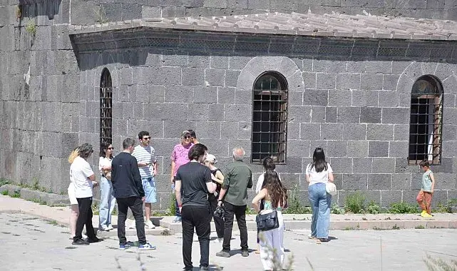 Ermenistanlı gazeteciler Kars'ı Keşfetti: Türkiye-Ermenistan medya değişim programı kapsamında tarih ve kültür turu