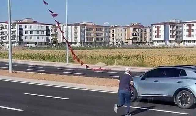 Batmanlı işçi yerdeki Türk bayrağını alıp, boyunun yettiği en yüksek noktaya astı