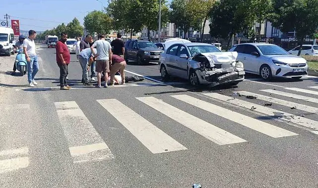 Işıklı kavşakta 2 otomobil çarpıştı: 1 yaralı